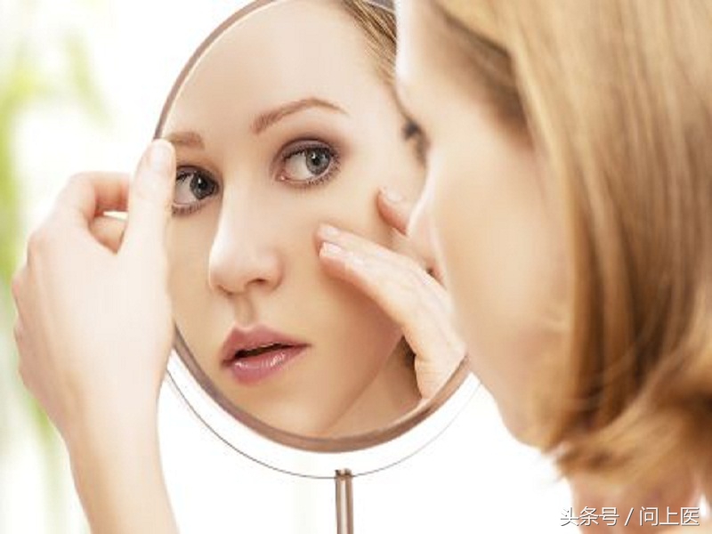 睫毛进入眼里怎么取出,接睫毛清理眼部的步骤