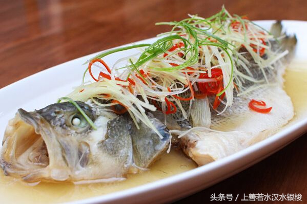 这样做的清蒸鱼简单好吃又嫩又滑,一定要学会这道鲜嫩好吃清蒸鱼