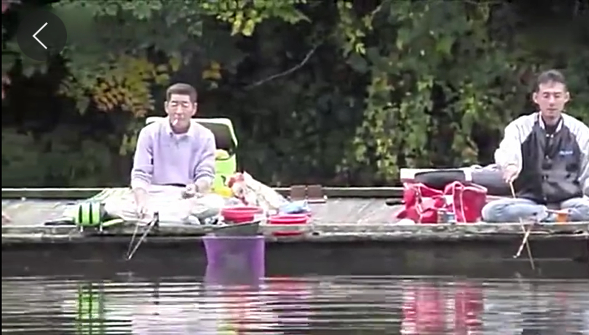 日本人用短竿子钓小鱼 (日本人用大海竿钓鱼)