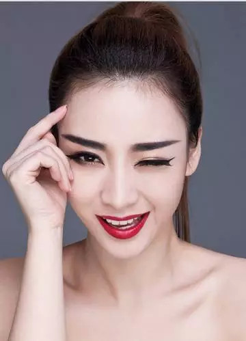 长妖痣的人眼睛很勾人吗,女人眼睛细长桃花眼勾人