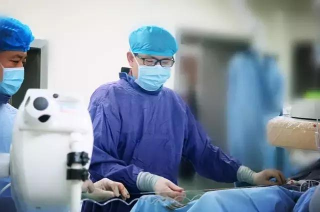 小伙子肚子突然变大原来是怀孕了,孕妇临产肚子越来越大