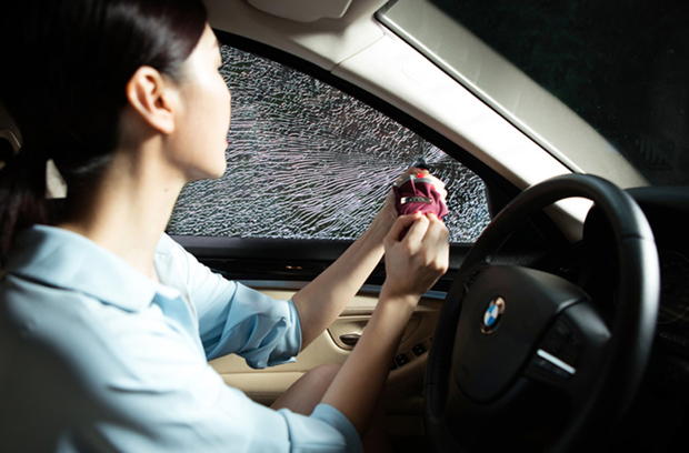 涨姿势!一把伞还能护卫生命安全,666666