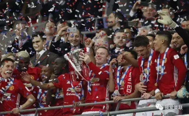 曼联首冠绝非终点，穆帅了却弗爵最大夙愿！颁奖典礼一瞬间太酷了