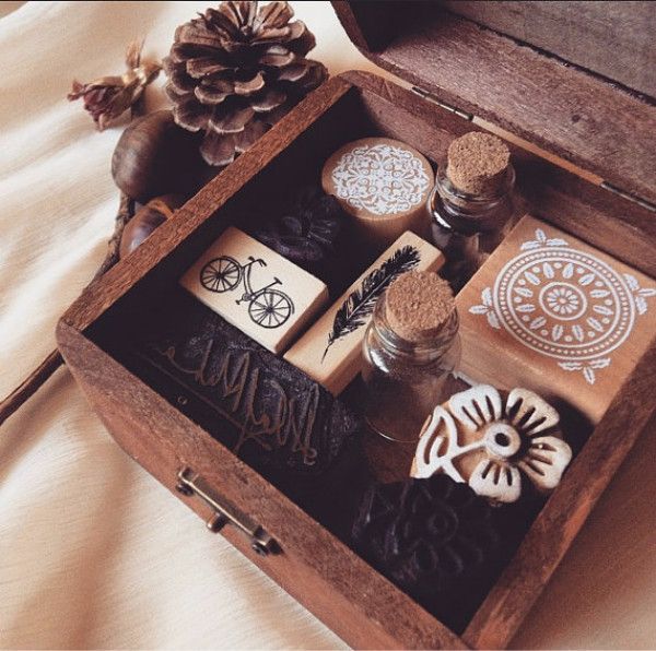 远离时尚圈，她选择通过刺绣和自然对话