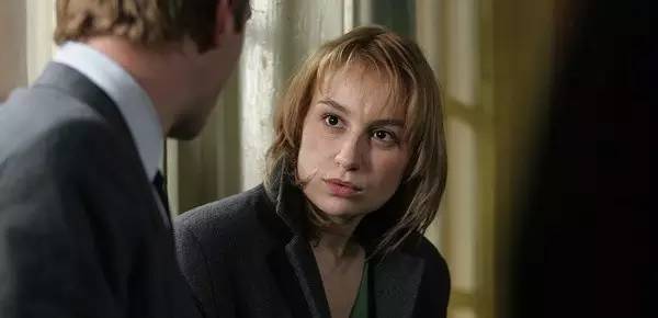 为了堕胎,她和怀孕的室友竟主动被无良医生玷污!