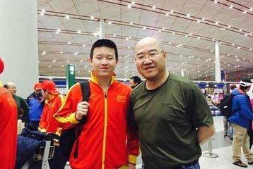 背现金过关英达称没洗钱是违规存款,汇钱到美国只能人肉背现金?