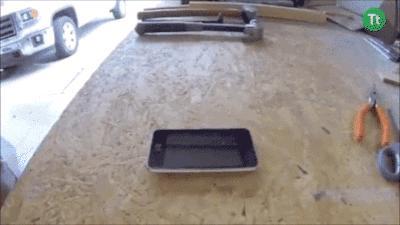 几滴“神液”让手机穿上铁布衫，锤子也砸不碎屏幕