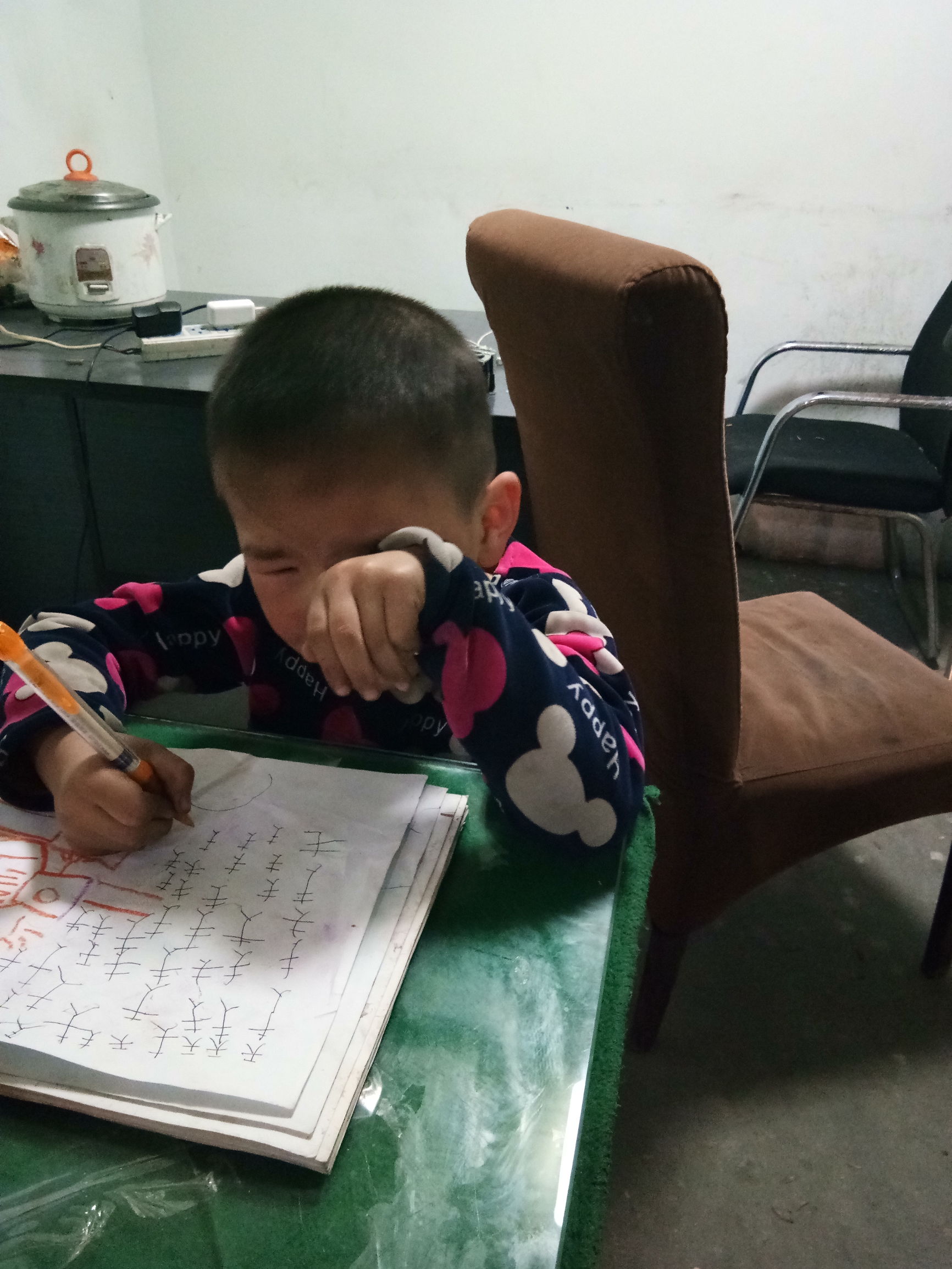 好心疼,六岁儿子每天上补习班到晚上十点,早上起来眼睛都是肿的