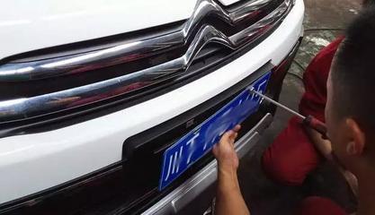 车牌只有2个孔用4个固封螺丝吗,车牌处只有两个螺丝孔