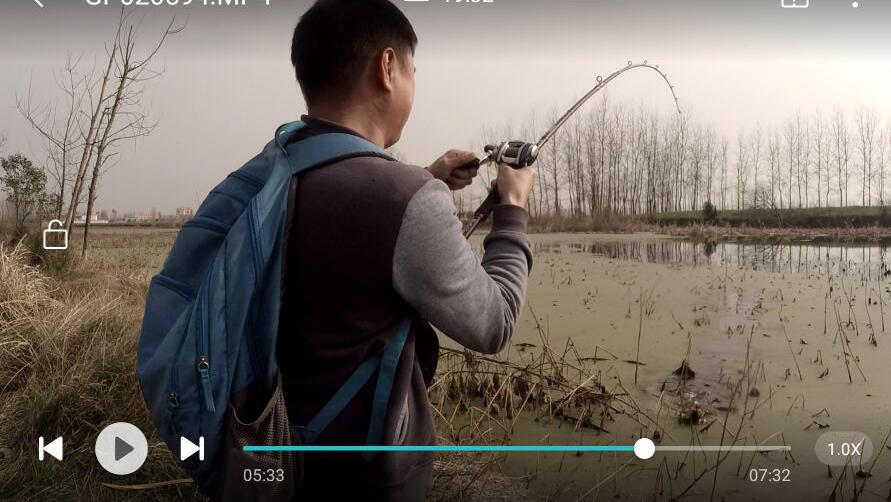 机械师横扫枯叶塘，放牛哥借机洗前耻路亚这条黑鱼真过瘾