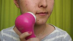 迪丽热巴关晓彤同款洗脸神器大PK！科莱丽vs露娜谁更好用？