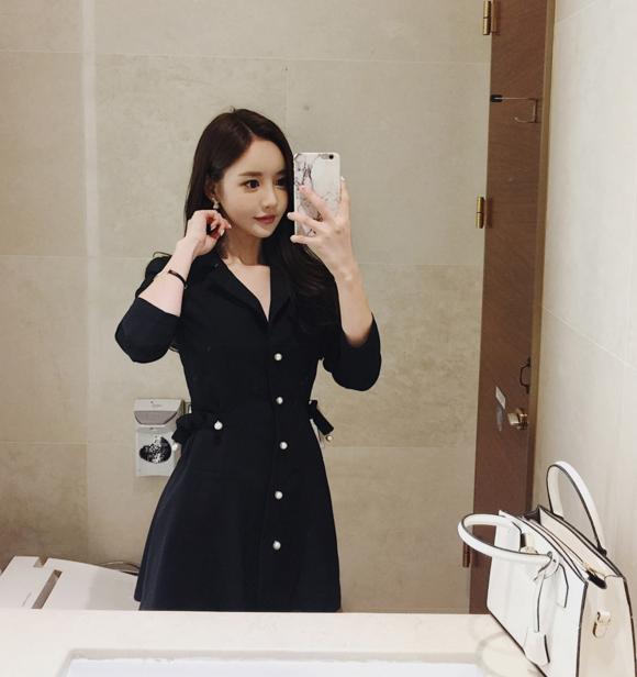 孙允珠粉红毛衣,孙允珠丝质露背连衣长裙