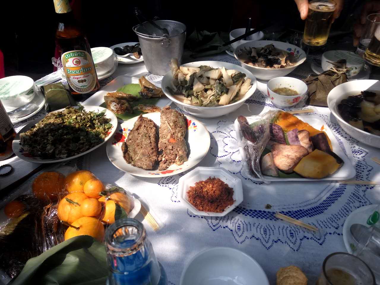 老挝街边的野生蜂蜜,老挝原始森林中纯天然野生蜂蜜