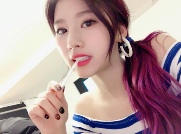 sana亲吻表情包,sana和twice合照