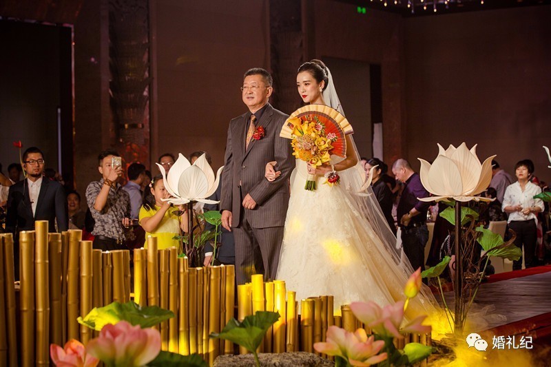 刘诗诗礼服陈妍希礼服,陈妍希陈晓婚礼母亲致辞