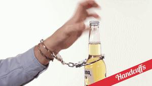 牙开瓶盖是怎样的风彩——潇洒不羁