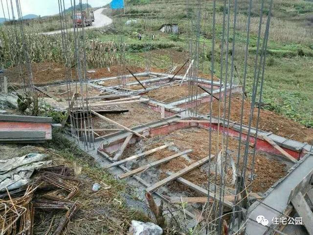 看别人在土里做房子,看别人在野外建房子