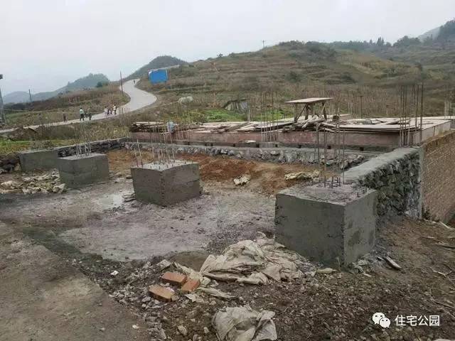 看别人在土里做房子,看别人在野外建房子