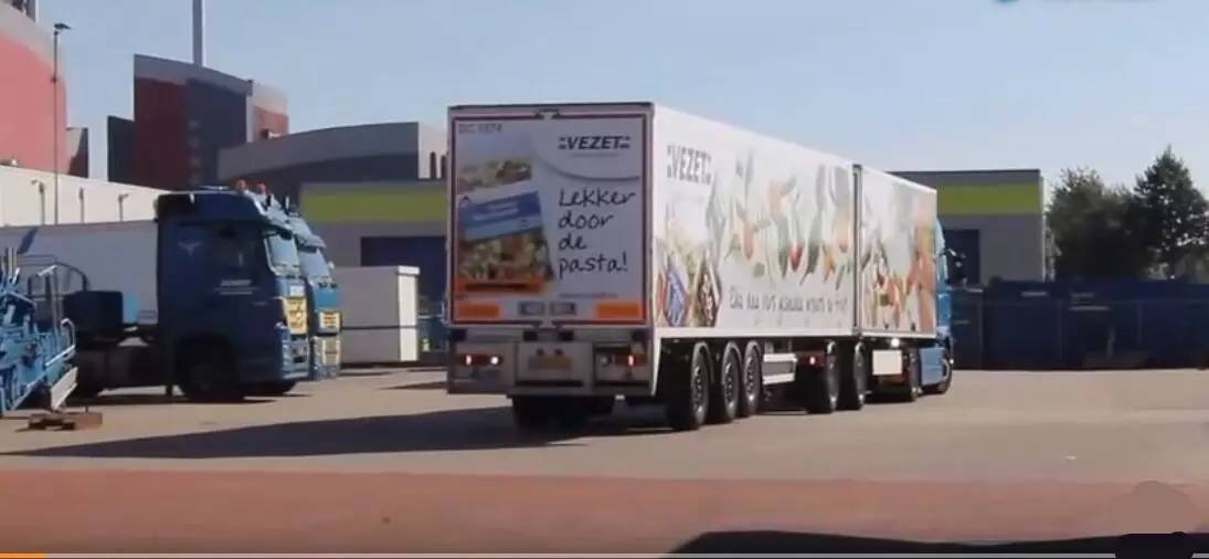 火车如何在公路上跑,公路火车如何控制转向