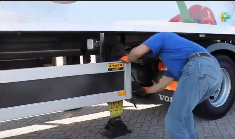 火车如何在公路上跑,公路火车如何控制转向