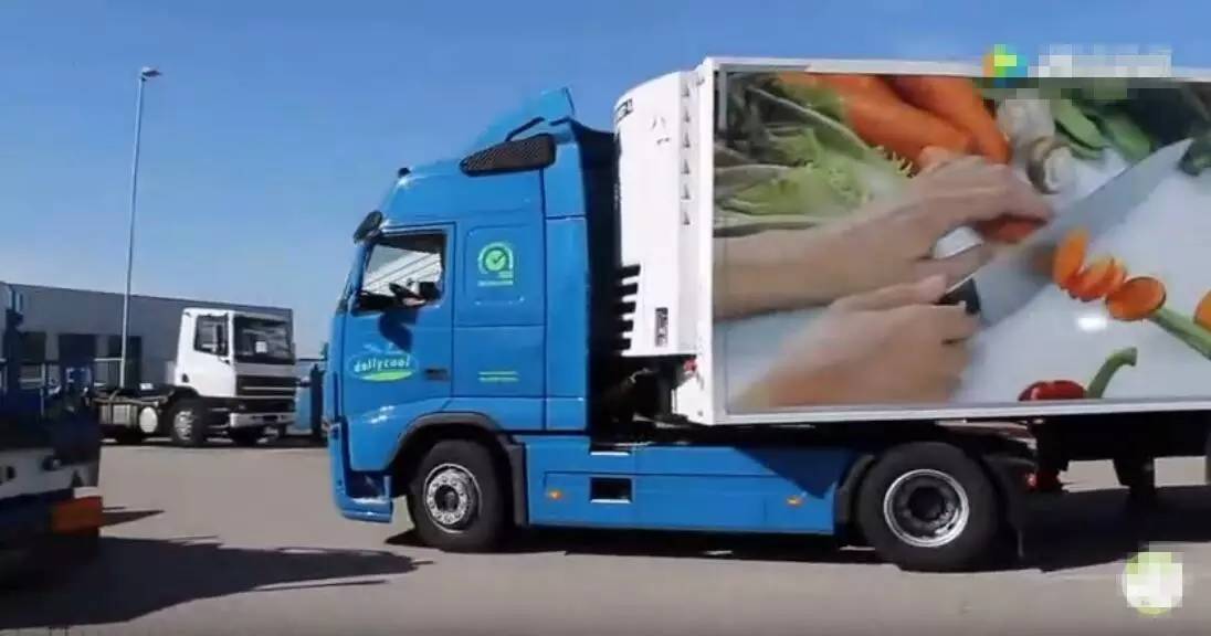 火车如何在公路上跑,公路火车如何控制转向