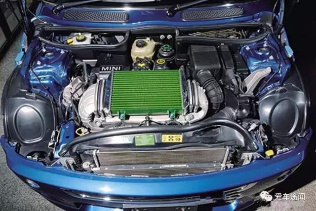 为什么有些车的引擎盖那么重,为什么有的车引擎盖下面还有一层