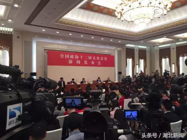 *会两**首场发布会又爆金句了:中国仍是世界经济最强劲的发动机!