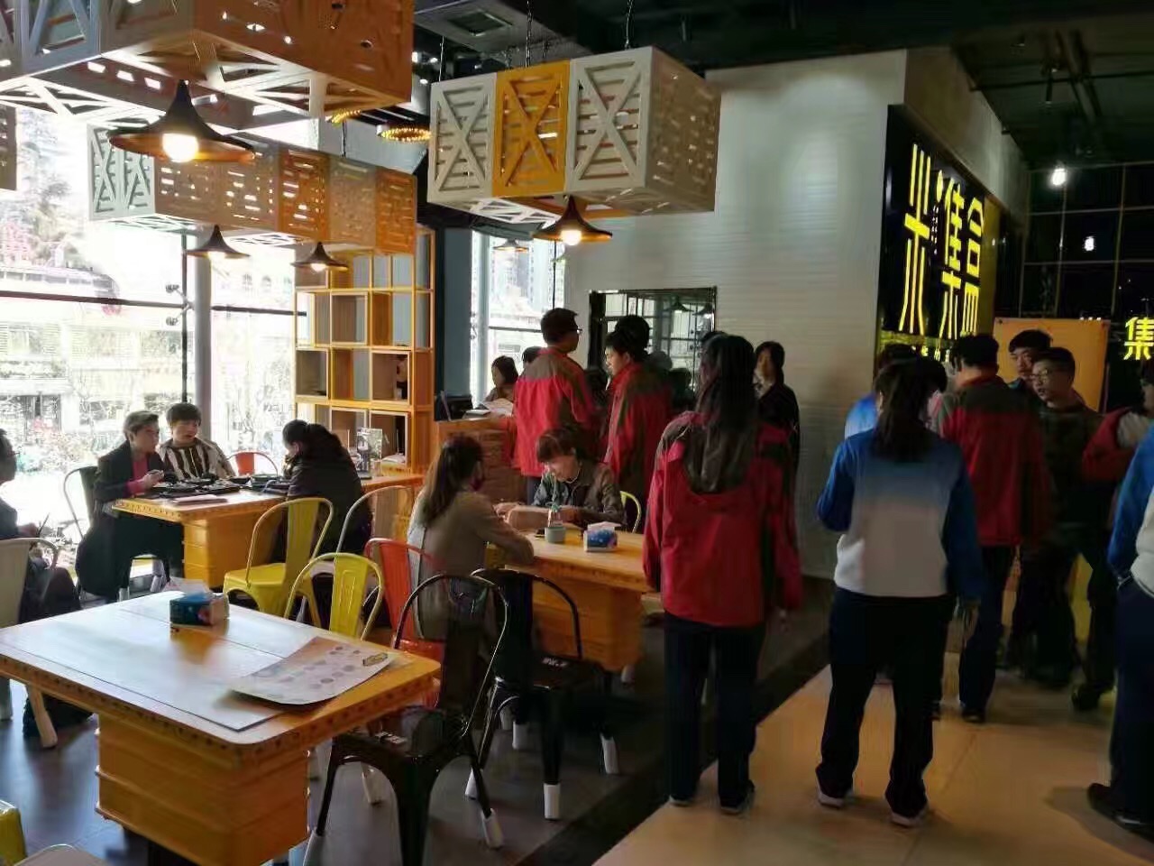 米集盒：西安海港城生意火爆！老板要忙疯了！