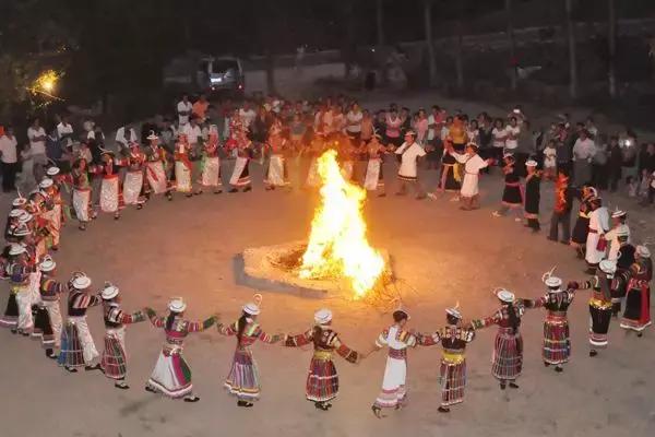 他们是古代白马氐的后裔，没有文字，傩舞“池哥昼”却让世人惊艳