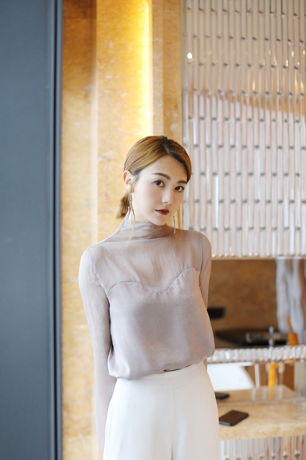 时尚洋气黑色雪纺上衣搭配直筒裤,白色雪纺裤裙搭配上衣