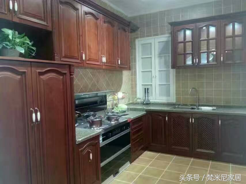 长沙梅溪湖壹号陈先生定制橱柜前看过几款不同的实物照