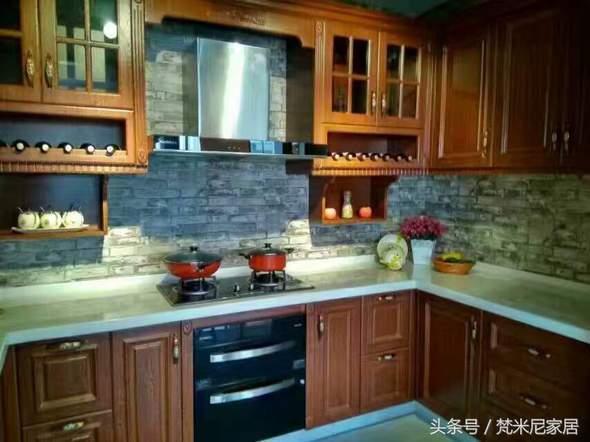 长沙梅溪湖壹号陈先生定制橱柜前看过几款不同的实物照