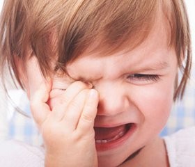 宝宝长倒睫毛，宝妈别再瞎剪了，这样做不对的