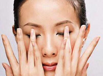 怎样去除眼角皱纹大家都咋做的,脸上眼角皱纹怎么去除男生