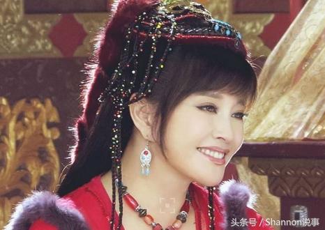 春晚第一位女主持，却因*税逃**入狱2年，复出后60岁演18岁少女