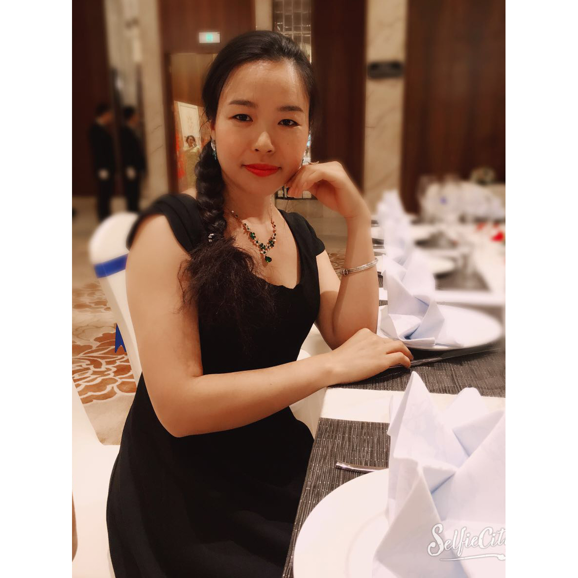 学了美容却去做保险,月薪4万的她为何选择合伙开美容院?