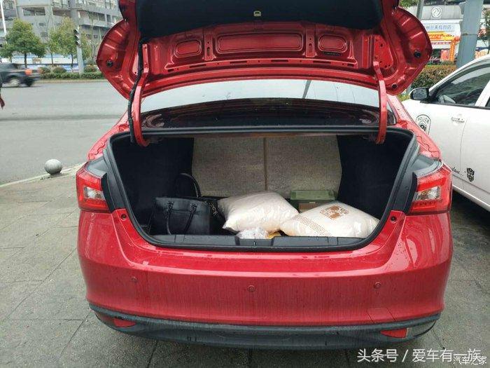 女司机不要买的车,奇瑞艾5红色