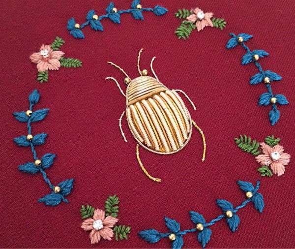 远离时尚圈，她选择通过刺绣和自然对话