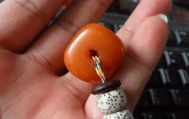 盘玩蜜蜡注意什么,盘玩的蜜蜡变颜色就是真的吗