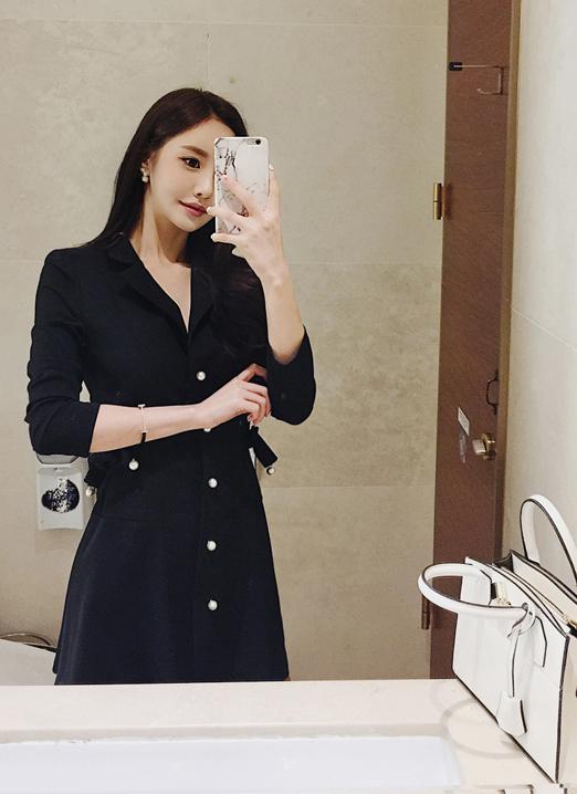 孙允珠粉红毛衣,孙允珠丝质露背连衣长裙