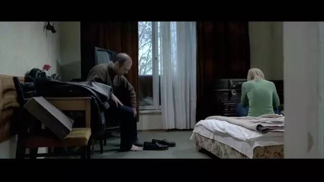 为了堕胎,她和怀孕的室友竟主动被无良医生玷污!