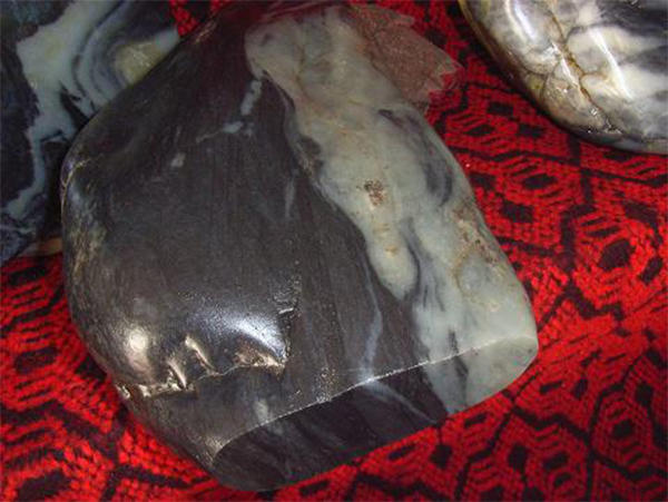 和田墨玉桃花石值钱吗,桃花石和田玉