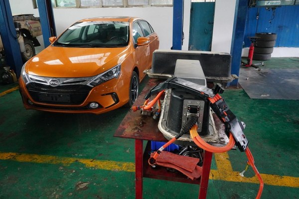 比亚迪秦100油电混合使用感受,比亚迪秦100和秦80怎么区别