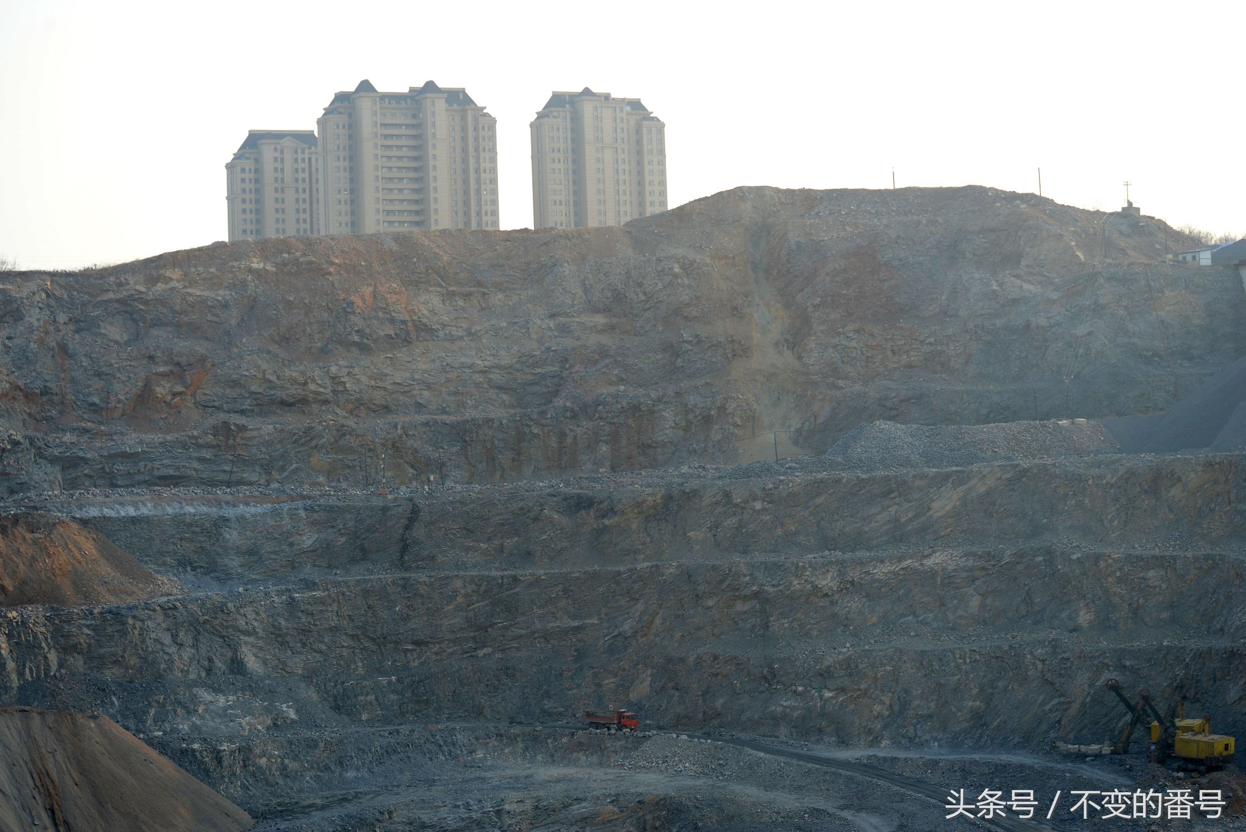 万达大连石灰石矿规划,大连石灰石矿大坑最新规划