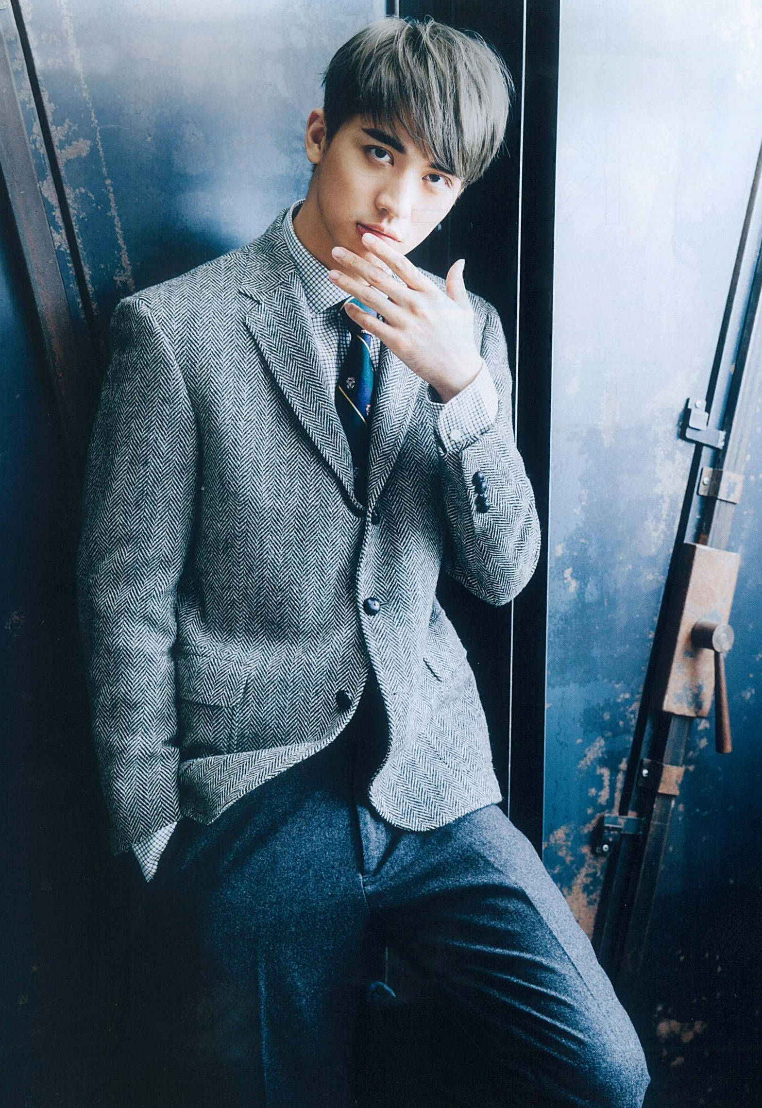 那些公认难穿的颜色,90后艺人许魏洲是怎么HOLD住的?