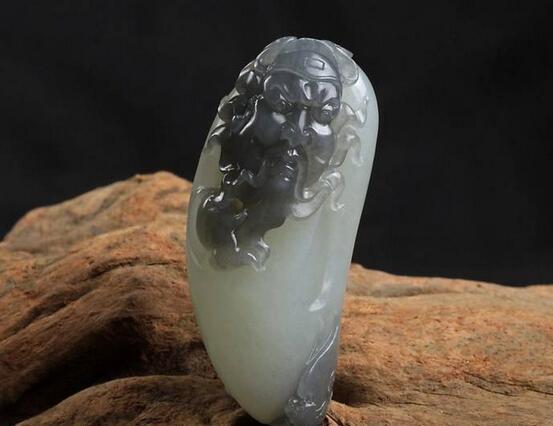 这丝滑，像抚摸刚出水的女人的肌肤一般