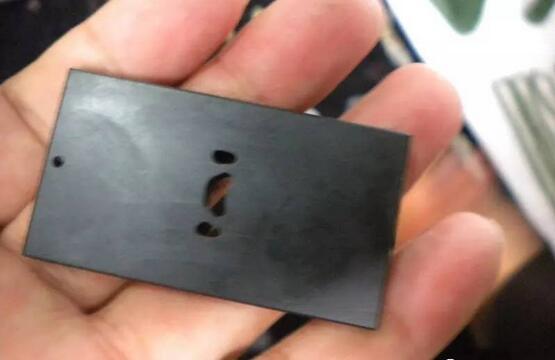 这丝滑，像抚摸刚出水的女人的肌肤一般