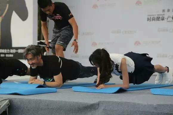 平板支撑每天2分钟坚持3个月,深蹲和平板支撑能不能紧致身材