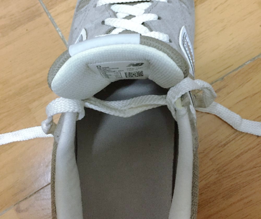 怎么不让鞋舌歪一边,鞋舌老是歪是脚什么问题