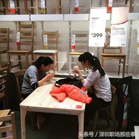 外国人尝试在宜家住一晚,在宜家睡觉的中国人